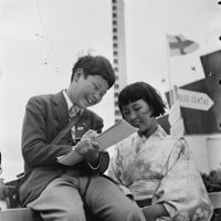 Den japanska tidningen Asahi skickade juniorreportrar till Finland i juli 1952. Fotografen Volker von Bonin fångade dem i arbete utanför presscentret vid Olympiastadion.