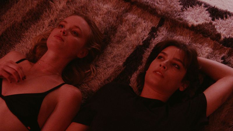 Matilda Källström och Alma Jodorowsky som trekantens kvinnliga deltagare.