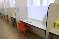 Så här ser ett brukar- eller injiceringsrum ut i Paris. I Finland vill Helsingfors öppna brukarrum, men hittills har lagstiftningen satt stopp på det. Nu har ett medborgarinitiativ samlat så många underskrifter att riksdagen måste behandla frågan.