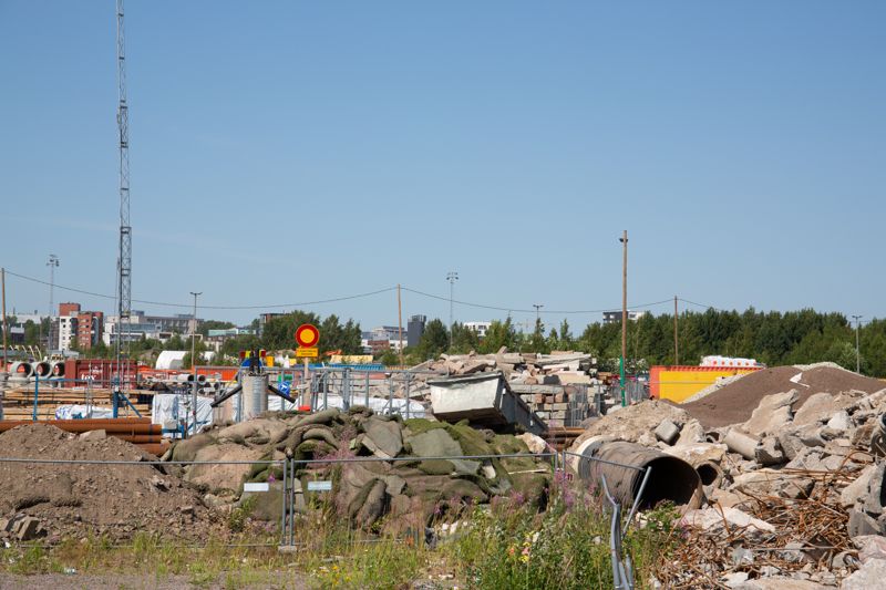 Marken i Hermanstadsstranden har fyllts ut med slaggprodukter och avfall från byggen ända fram till 1990-talet. Bland annat har man hittat rester av betong, asfalt, tegel, trä, keramik, plast och metall.