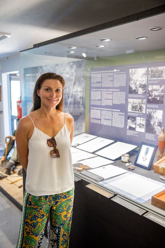 Louise Agartson vid sin morfars näsduk i Hangö frontmuseum