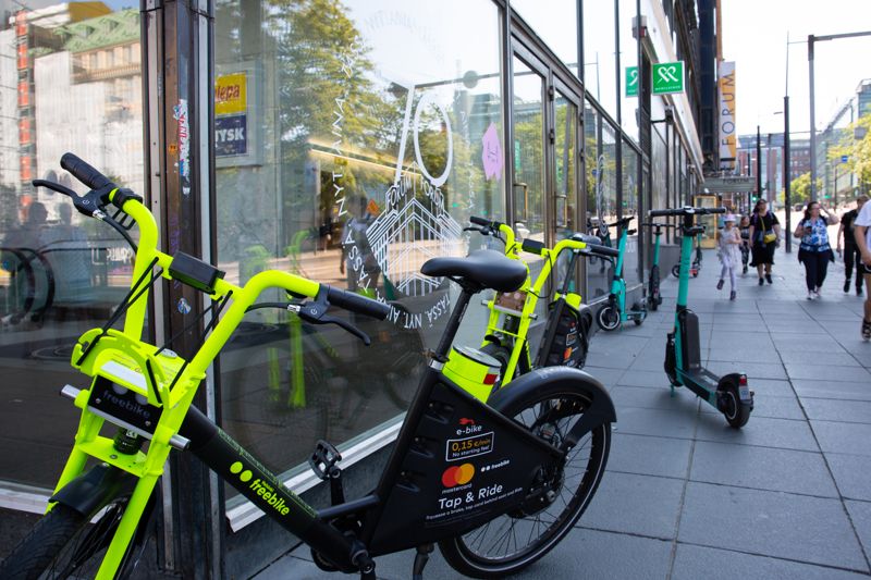 Freebike är det senaste eldrivna fordonet på gatorna i Helsingfors. Det som skiljer Freebikecyklarna från till exempel Helsingfors stadscyklar är att de är eldrivna och att det räcker med ett bankkort för att använda cyklarna. Och att man kan lämna cykeln var som helst – om man är villig att betala 1,50 euro i en slags straffavgift.