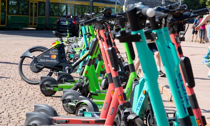 Diskussionerna om elsparkcyklarnas tillkortakommanden har blossat upp varje sommar. Sedan förra sommaren har tre nya märken intagit marknaden och företagarna och Helsingfors stad har redan flaggat för att utbudet behöver begränsas. Men vad tycker Helsingforsborna?