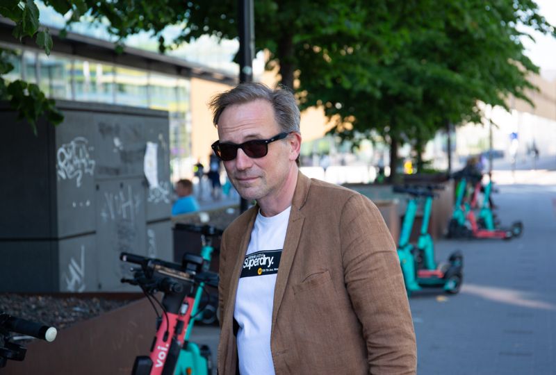 Christian Erbslöh från Frankrike turistar med familjen i Helsingfors. Trots att Lime också opererar i Frankrike installerade han appen för första gången på onsdagen. – Det vore lättare om det fanns färre märken. Jag är bekväm av mig och vill bara ha en applikation, säger han till HBL.