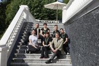 Fyra ukrainska kvinnor jobbar med att städa på Haiko Gård. Från vänster Marelle Lehmus på företaget N-Clean, Olena Izotova, Raily Kufits, Kateryna Pryz, Juha Mähönen som är vd för Haiko Gård, Svitlana Bunetska och Olha Sheherba.