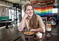 Kvääristö grundades av tre kvinnor: Ellen Kantola (på bilden), Heli Yli-Räisänen och Johanna Junnila. – Vi vill erbjuda en plattform för dem som inte har kunnat påverka hierarkin i nattlivet tidigare. Många hbtq-ställen drivs av män som riktar sig till homosexuella män, säger Kantola.