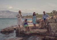 Jemima Kirke, Sasha Lane, Alison Oliver och Joe Alwyn i det fjärde avsnitt i HBO-serien Conversations with friends som utspelar sig i Kroatien.