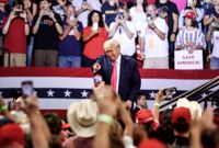Donald Trump fortsätter piska upp ilska med grundlösa konspirationsteorier om att han snuvades på valsegern i presidentvalet 2020.