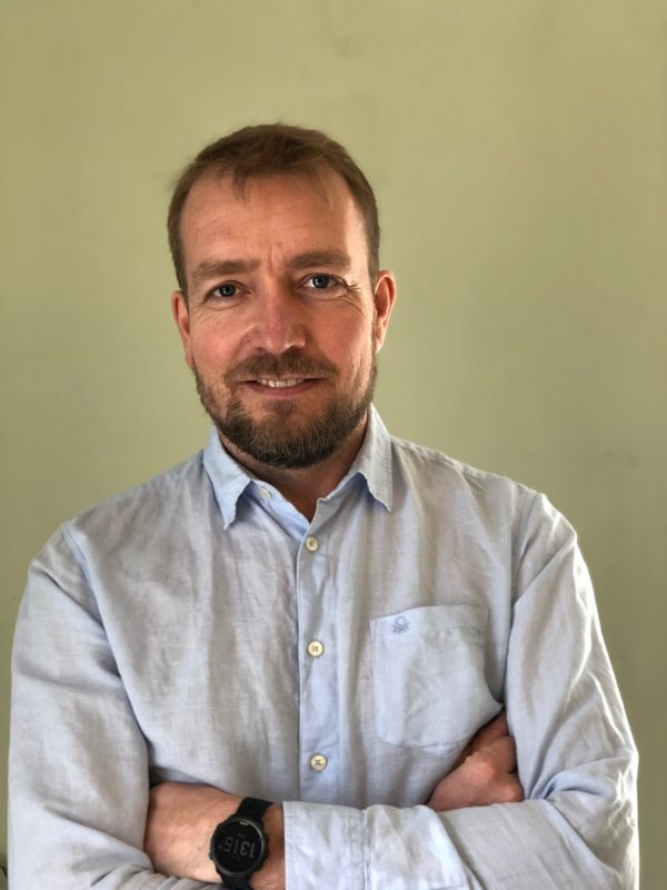 Jesper Ekelund är direktör för HUS Pyskiatri. Han lovar att de flesta program för nätterapier ska vara översatta till sommaren.