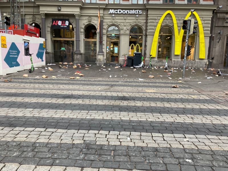 Utanför nattklubben Apollo och snabbmatsrestaurangen McDonalds vid Mannerheimvägen fanns också en hel del sopor som folk lämnat efter sig.