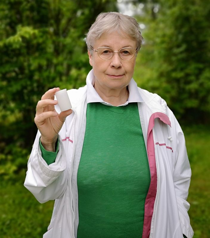 Tuula-Maria Ahonen är grundare till rörelsen Ett skräp om dagen. I handen håller hon en så kallad miniskräpkorg som möjliggör att man kan sätta cigarettfimpar i fickan.