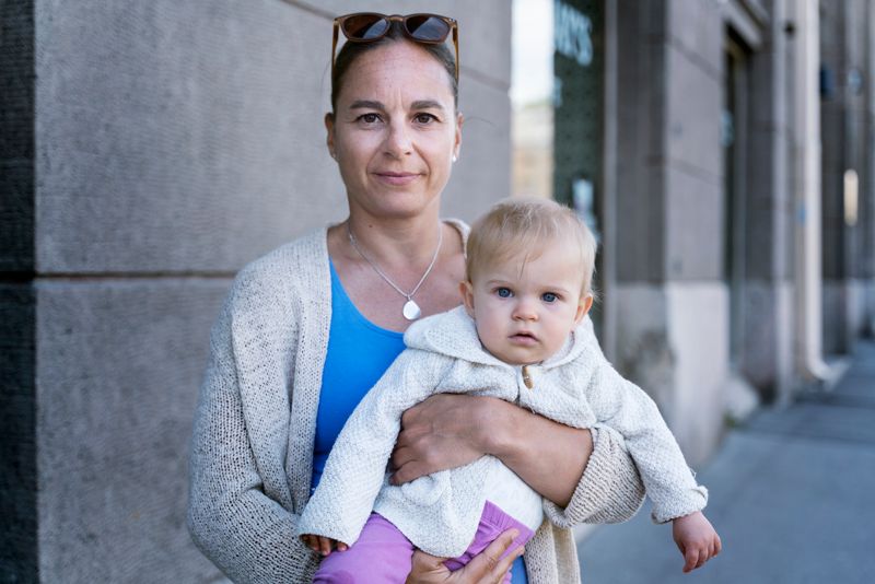 Merita Bruuns 1-åriga dotter Wendi måste gå i finskt dagis då det inte finns några lediga platser på svenska daghem i närheten.