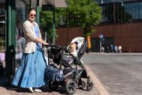 Merita Bruuns 1-åriga dotter måste gå i finskt dagis då det inte finns några lediga platser på svenska daghem i närheten.