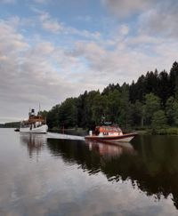 Kryssningsbåten m/s J.L. Runeberg stötte på problem under söndagens testrunda, och fick slutligen bogseras.