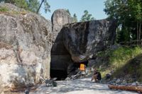 Enligt Bocksagan finns Lemminkäinens tempel i den här grottan i Gumbostrand. Huruvida letandet efter templet kan fortsätta beror på den nya ägaren av området.