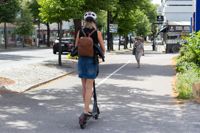 Sanna Strandvall tycker att elsparkcyklar är ett lätt och smidigt fordon att ta sig fram med i Borgå, och hon har inte stött på några större problem med dess parkerande.