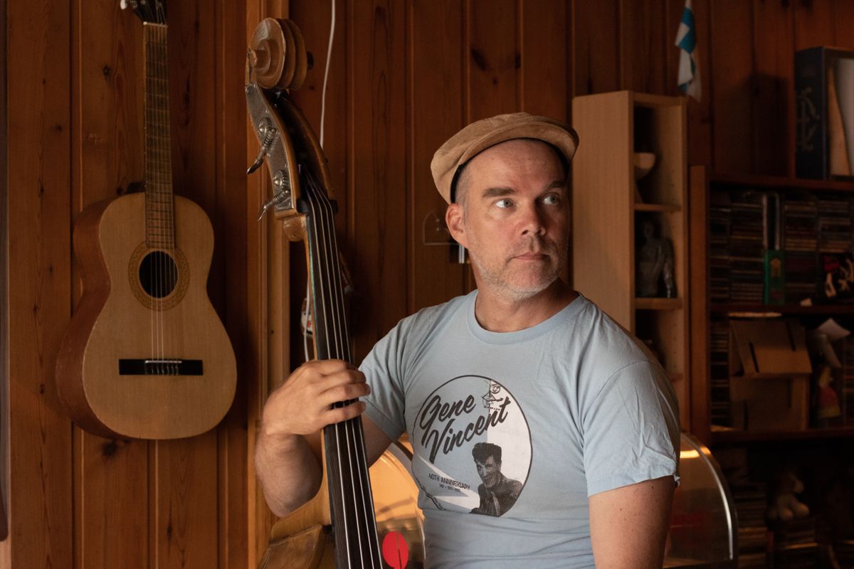 Markku Peltola spelar flera olika stränginstrument, bland annat kontrabas, och samlar på Gene Vincents skivor.