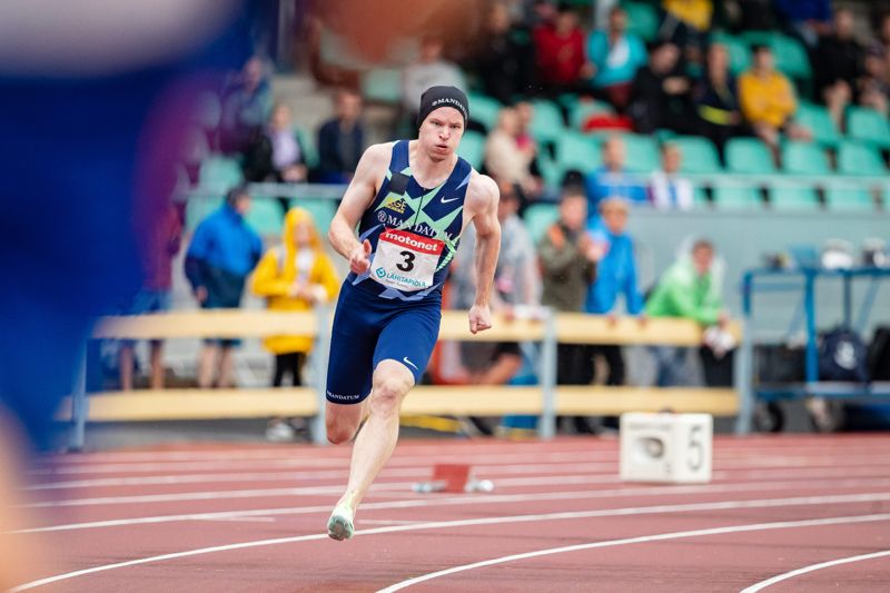 Samuel Purolas färska finska rekord på 200 meter skrivs 20,45. Han är också EM-aktuell i herrarnas stafettlag på 4x100 meter.