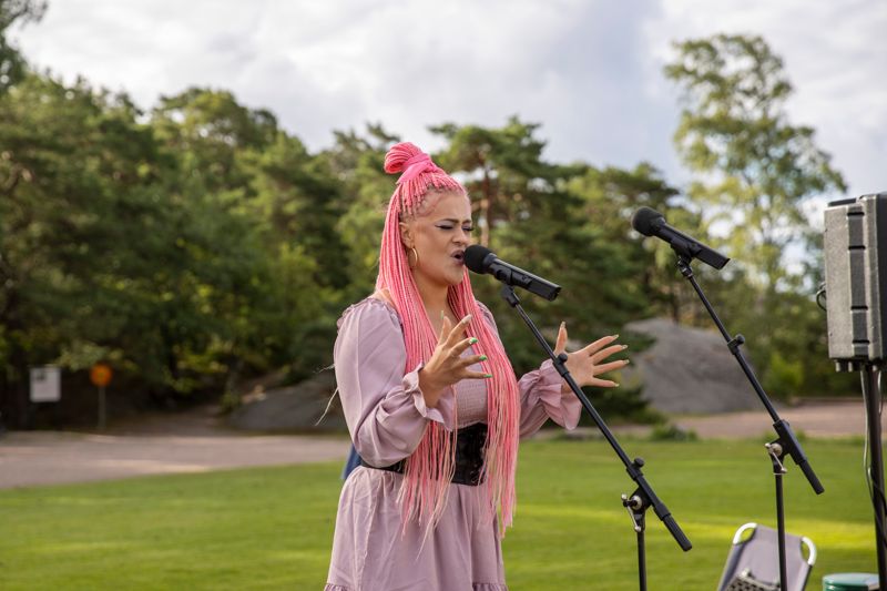 Janely uppträdde på sjusovardagen i Hangö.