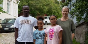 Familjen Tikum, som till vardags bor i Senegal, består av Bertrand, Nicole, Ronya och Anna.