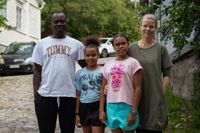 Familjen Tikum, som till vardags bor i Senegal, består av Bertrand, Nicole, Ronya och Anna.
