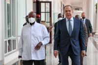 I juli åkte Rysslands utrikesminister Sergej Lavrov på charmoffensiv till Afrika, där han bland annat träffade Ugandas president Yoweri Museveni.