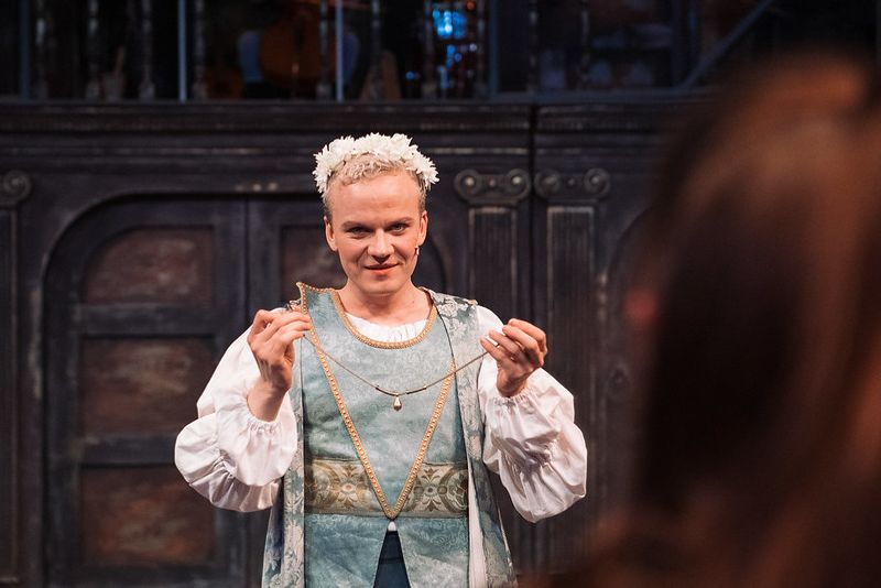 Miiko Toiviainen njuter för fulla muggar i rollen som Rosalinda.