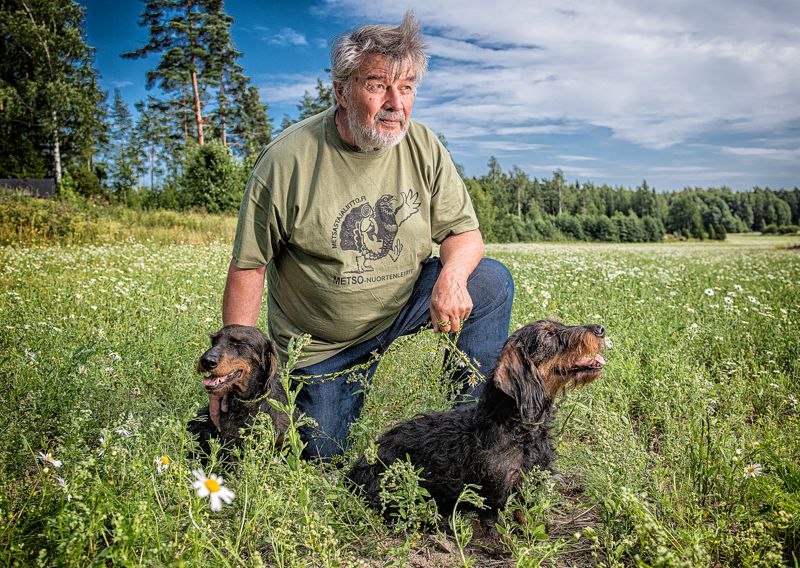 Bo-Krister ”Bobi” Lindholm med sina två strävhåriga taxar Bingo och Bond. Taxarna används som drivande jakthundar.
