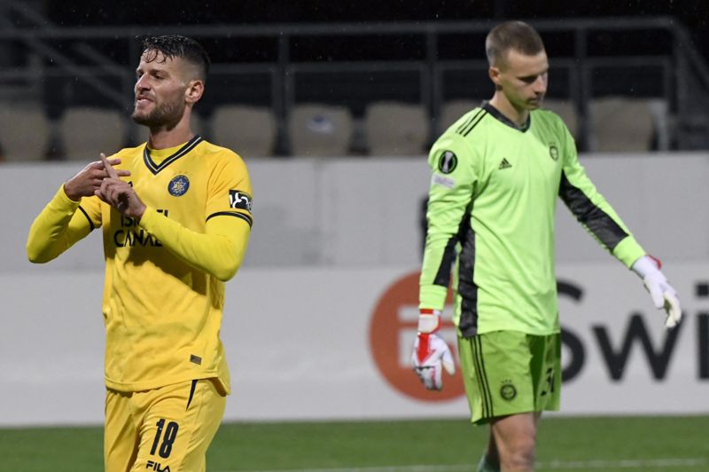 Eden Shamir jublar. Hugo Keto deppar. Tel Aviv-klubben vann med 5-0 i Helsingfors.