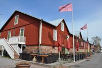 Nu tillåts restaurangerna i Östra hamnen spela bakgrundsmusik på sina uteserveringar till klockan 02 på fredagar och lördagar under sommaren.