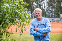 Tennislegenden Björn Borg vid en av tennisbanorna i Hangö. 