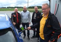 Per Johan Grannas, styrelseordförande för Vörå energiandelslag, tankar sin bil vid ortens nya tankstation. I bakgrunden Vörå Biogas styrelsemedlemmar Mats Krooks, Kenneth Dalkarl och Kjell Granfors.