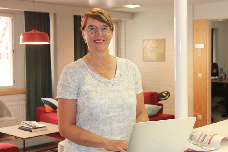 Marina Holmberg, chefredaktör för dagstidningen Västra Nyland, är förvånad att stridigheten mellan Loviisan Sanomat och K-Supermarket Loviisas köpman gick så långt.