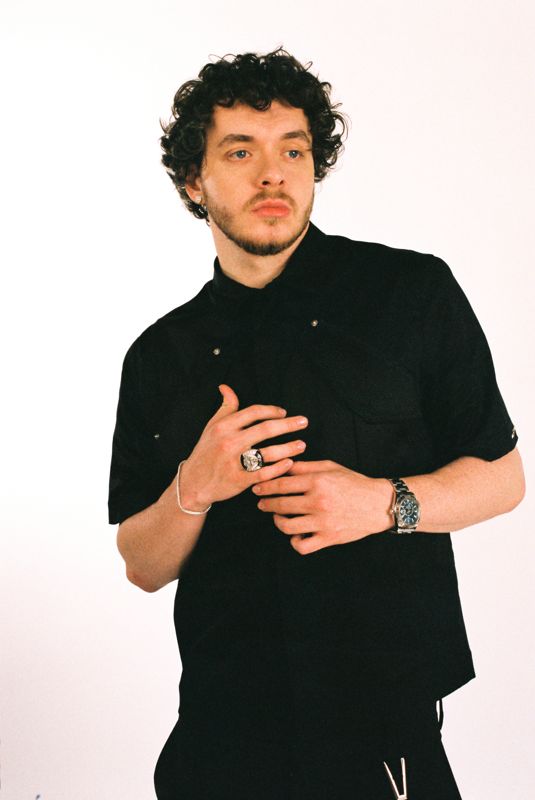 Den amerikanska rapparen Jack Harlow släppte sitt andra album Come Home the Kids Miss You i år, där bland annat hitlåten "First Class" ingår.