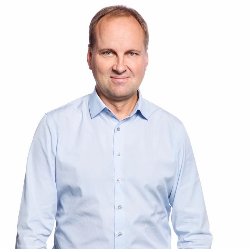 "Finns det orsak att skriva så finns det orsak att skriva, oavsett övriga relationer" kommenterar vd och chefredaktör för Åbo Underrättelser Tom Simola om fallet i Lovisa.
