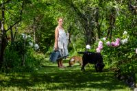 Karin Björklund-Rissanen välkomnar besökare till sin trädgård för att njuta av konst.