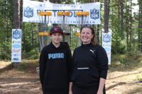 Niko Virtanen och Susanna Virtanen vid Skogby IK:s senaste satsning - en variant av luffarschack anpassad för frisbeegolf.