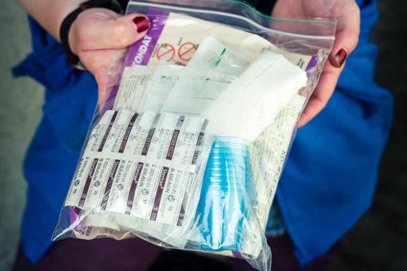 Kit med bland annat sterila sprutor delas ut av Annuska Dal Maso till behövande som hon möter ute på gatorna. Jonas, som HBL har talat med, säger att riskerna är stora då man använder narkotika intravenöst. Skjuter man fel eller har smutsiga redskap kan det betyda att man mister en arm, en fot eller något ännu värre sker.