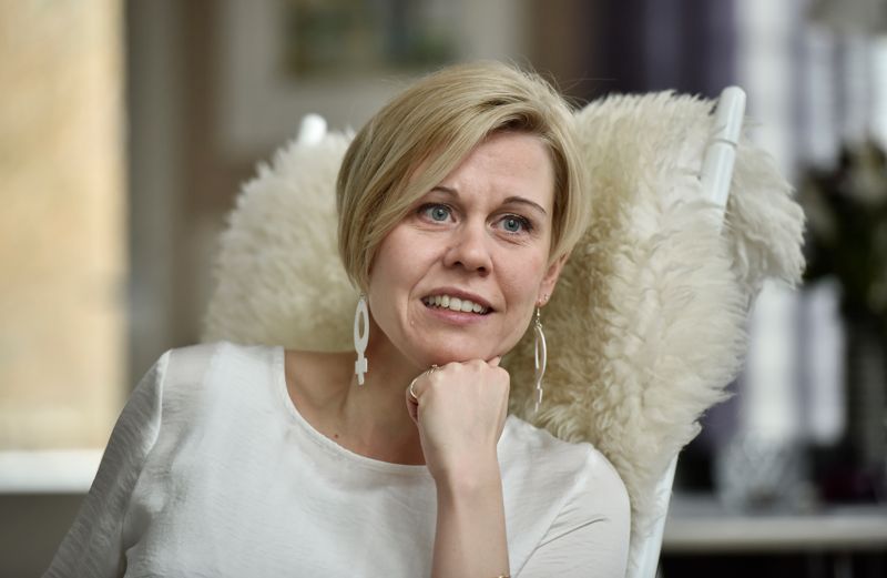 Chefredaktör för dagstidningen Nya Åland Anna Björkroos säger att osämjan likt den mellan Loviisan Sanomat och matbutiksföretagaren är vanligare än man tror.