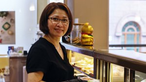 Thuong Tiina Pham jobbar långa dagar. Först coronapandemin och nu prisstegringen på livsmedel gör att hon inte kan anställa hjälp i sitt kafé.