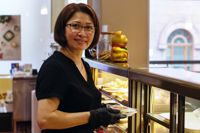 Thuong Tiina Pham jobbar långa dagar. Först coronapandemin och nu prisstegringen på livsmedel gör att hon inte kan anställa hjälp i sitt kafé.