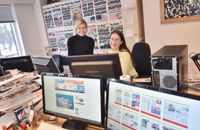 En lokaltidning kan vara mer drabbad av dispyter med annonsörer på grund av sina nära samband med dem. Anna Björkroos (till vänster), chefredaktör för Nya Åland, bekräftar att detta stämmer på deras redaktion.