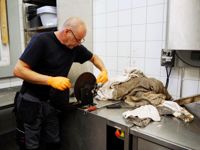 Ari Puolakoski har fått det unika uppdraget att stoppa upp valrossen Stena. På bilden syns skinnet, som Puolakoski just nu bearbetar.