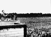 Adolf Hitler håller ett tal 1933.