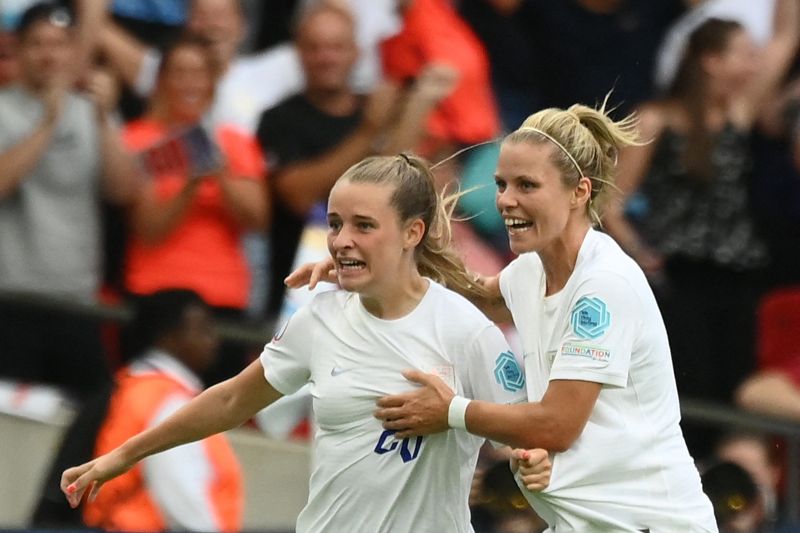 Englads mittfältare Ella Toone firar efter att ha satt in matchens första fullträff.