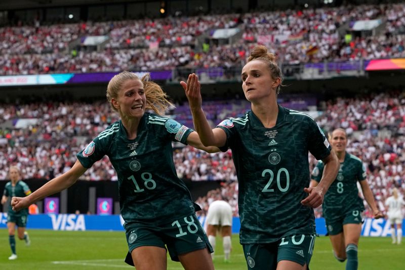 Tysklands Lina Magull, till höger, firar efter att ha gjort sitt lags första mål under damernas EM 2022 final i fotboll mellan England och Tyskland på Wembley stadion i London, söndagen den 31 juli 2022.