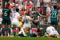 Chloe Kelly petar in 2-1 och säkrar Englands guld.