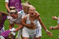 Matchhjälte Chloe Kelly firar.