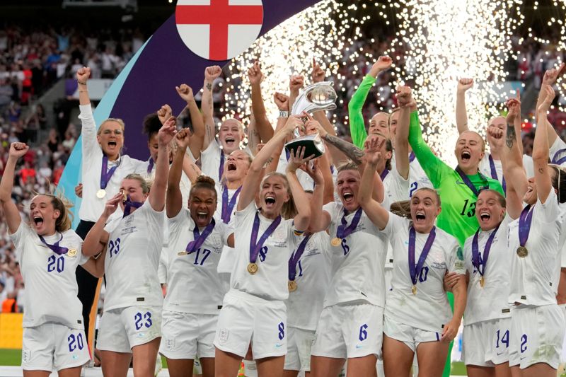 Englands lagkapten Leah Williamson lyfte EM-pokalen tillsammans med mittbackskollegan Millie Bright efter att guldmedaljerna delats ut på Wembleys innerplan, av bland andra Storbritanniens prins William som var plats och såg matchen.