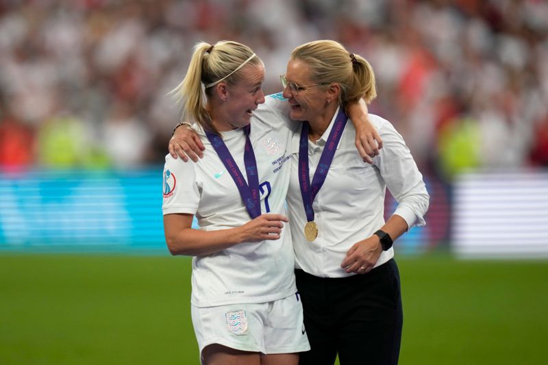 Englands Beth Mead och huvudtränaren Sarin Wiegman njuter för fullt av EM-guldet kring halsen.